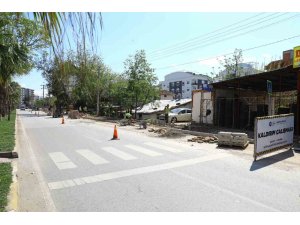 Aşık Veysel Caddesi’nde kaldırımlar yenileniyor