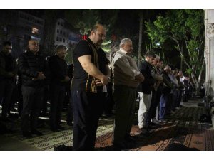 Antalya’da Kadir Gecesi’nde camiler doldu taştı