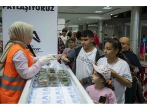 Mersin’de Kadir Gecesinde 10 bin paket lokma tatlısı dağıtıldı