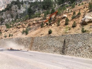 Tehlikeli kayaları temizleme çalışması sürüyor