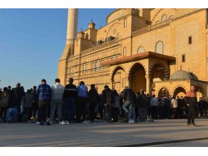 Kahramanmaraş’ta deprem sonrası ilk bayram namazı