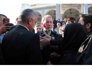 Akar ve Kurtulmuş Hatay’da bayram namazında depremzelerle buluştu