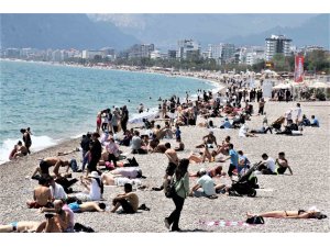 Antalya’da dünyaca ünlü sahilde bayram yoğunluğu yaz aylarını aratmadı