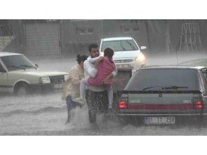 Adana’da sağanak ve dolu sele neden oldu, yollar su altında kaldı