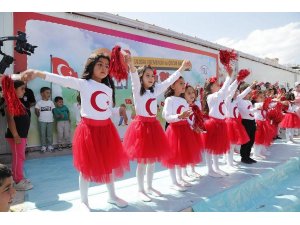 Hatay’da afetzede çocuklar dünya barışı için güvercin uçurdu