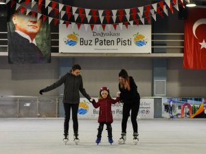 Antalya’nın çocukları buzda kaymayı öğreniyor