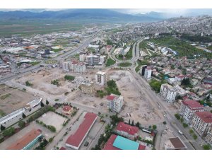 Kahramanmaraş’ta Ebrar Sitesi’nin enkazını kaldırma çalışmaları devam ediyor