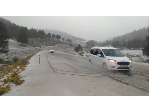 Toroslar’ın yüksek kesimlerinde kar yağışı etkili oluyor