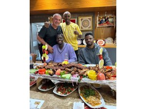 Badou Ndiaye ve Onyekuru’nun kebap keyfi