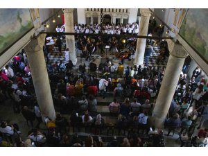 Depremzede çocuklar konserde eğlendi