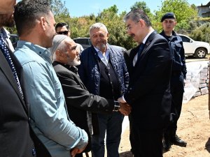 Vali Yılmaz: “Devlet olarak depremzede vatandaşlarımızın kalıcı konutlara kavuşması için var gücümüzle çalışıyoruz”