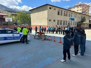 Adana’da ortaokulu öğrencilerine trafik eğitimi verildi