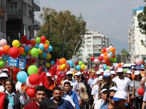 Antalya caddelerinde ENFEST coşkusu