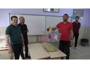 Deprem bölgesi Osmaniye’de oy kullanma işlemi başladı