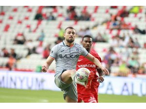 Spor Toto Süper Lig: FTA Antalyaspor: 0 - Medipol Başakşehir: 0  (İlk yarı)