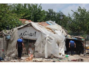 Mahalleliyi isyan ettiren metruk çöp ev, belediye ekiplerince yıkıldı