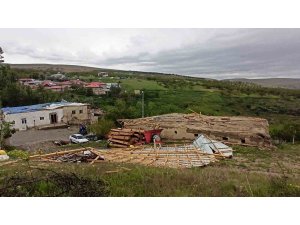 Kahramanmaraş’ta hortum ağaçları yerinden söktü, çatıları uçurdu