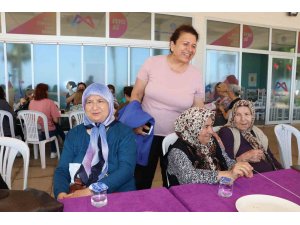 Mersin’de yaş almış vatandaşlar 80’ler etkinliğinde bir araya geldi