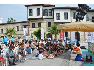 Tarihi St. Paul Meydanında tiyatro gösterimi