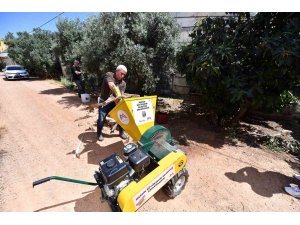 Mersin’de muz üreticisine dal parçalama makinesi desteği