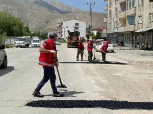 Elbistan’da hasar gören yollar onarılıyor