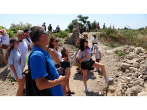 Side’ye gelen turist kafilelerinden tarihi eserlerin restorasyonuna ilgi