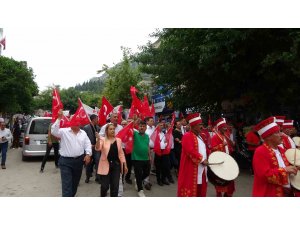 Kozanlılar il olmak için mehteran eşliğinde yürüdü