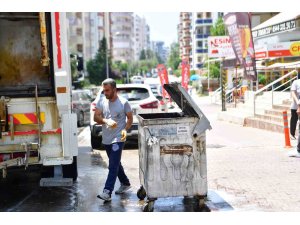 Çukurova’da konteynerler ilaçlı su ile yıkanıyor