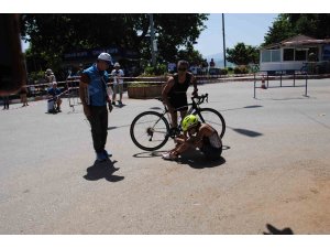 Triatlon yarışlarında bisikletten düşen kadın sporcu gözyaşlarına boğuldu