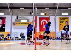 Mersin’de voleybol kursu yaz döneminde de devam ediyor