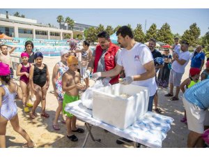 Yüzme kursu öğrencilerine limonlu dondurma sürprizi