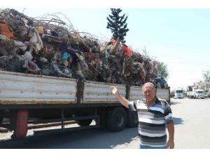 Enkazdan çıkarılan demirler yeniden ekonomiye kazandırılıyor