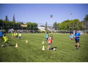 Mersin’de futbol kursları devam ediyor