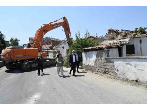 Isparta’da trafiği rahatlatmak için yol üzerindeki evlerin yıkımları devam ediyor