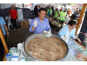 Döşmealtı Belediyesi’nden 6 bin kişilik aşure ikramı