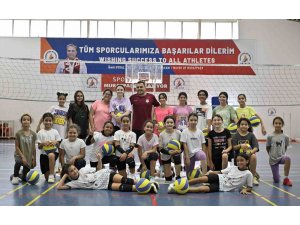 Sadece voleybol değil rakibe saygıyı da öğreniyorlar