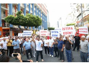 Mersin’de çarşı esnafı dükkanlarının yıkılmaması için yolu trafiğe kapattı