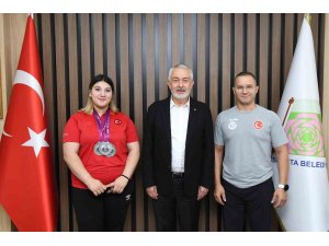 Başkan Başdeğirmen başarılı sporcuyu altınla ödüllendirdi