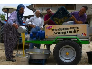 Üzümleri makine sıkıyor, üretici dinleniyor