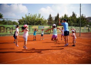 Çocuklar Dra-Masal yöntemiyle tenis ile tanışıyor