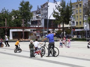 Döşemealtı’nda çocuklar park ve meydanlara koştu