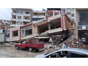 Hatay’da ağır hasarlı bina çöktü