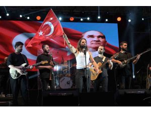 Isparta Belediyesinin Zafer Bayramı konserinde Koray Avcı sahne aldı