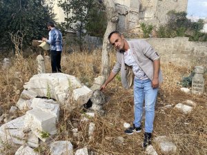 Tarihi caminin minaresi tarihi mezarların üzerine yıkıldı