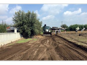 Akdeniz’de yol açma, sathi kaplama, kaldırım yenileme çalışmaları sürüyor