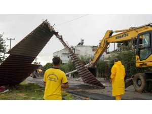 Tarsus Belediyesi yoğun yağış sonrası oluşan tahribata müdahale etti