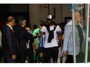 Balotelli maçı tribünden izliyor