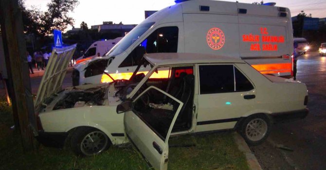 Mersin’de ambulans otomobille çarpıştı: 4 yaralı