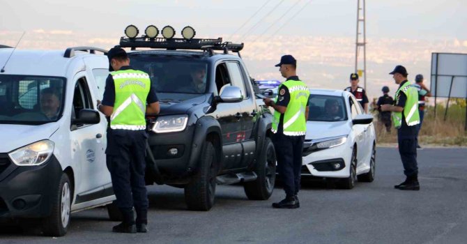 Mersin’de jandarma ekiplerinden dron destekli yol uygulaması yapıldı