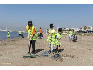 Mersin’de Karaduvar sahilinde temizlik çalışması yapıldı